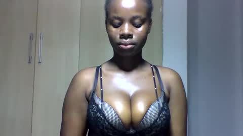 Snapshot of squiter_girlie chatting on 10/25/25, 04:09 Squiter online show from 10/25/25, 04:09