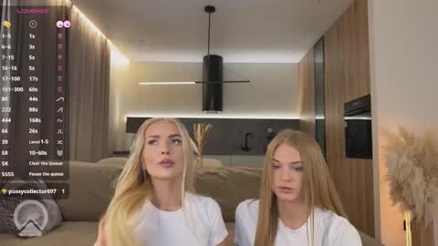 Snapshot of ssscarlett chatting on 10/19/25, 08:09 Scarlett online show from 10/19/25, 08:09