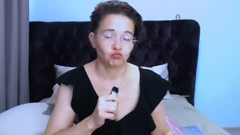 Snapshot of staceydarling chatting on 05/09/26, 04:39 staceydarling online show from 05/09/26, 04:39