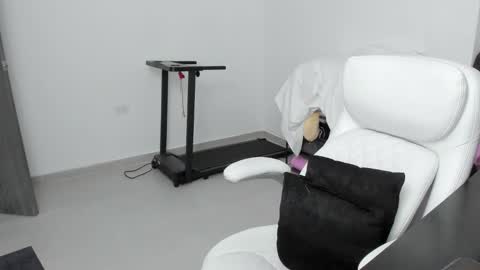 Snapshot of stacy_woods chatting on 11/22/25, 02:43 Zulma Yisset online show from 11/22/25, 02:43