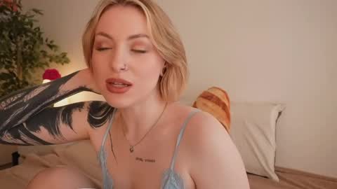 Snapshot of stanovaya300kg chatting on 04/15/26, 01:40 Kristina online show from 04/15/26, 01:40