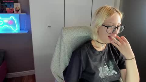 Snapshot of starelli chatting on 05/19/26, 01:56 Kate online show from 05/19/26, 01:56