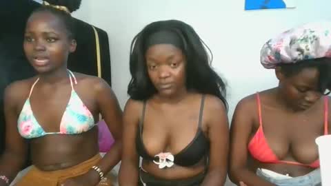 Snapshot of stargirl_lia chatting on 11/30/25, 06:12 lia online show from 11/30/25, 06:12