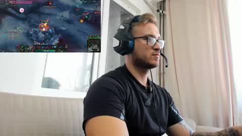 Snapshot of starkiller777550 chatting on 11/21/25, 08:57 Marius online show from 11/21/25, 08:57