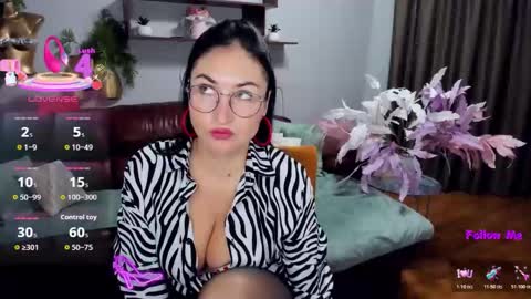 Snapshot of stefanawinter chatting on 11/18/25, 05:12 StefanaWinter online show from 11/18/25, 05:12