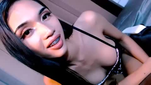 Snapshot of steffani_deluxe chatting on 12/21/25, 10:17 STEF online show from 12/21/25, 10:17