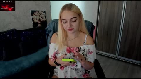 Snapshot of stella__cox chatting on 09/14/25, 12:15 Stella Cox online show from 09/14/25, 12:15