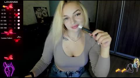 Snapshot of stella__cox chatting on 09/20/25, 05:41 Stella Cox online show from 09/20/25, 05:41