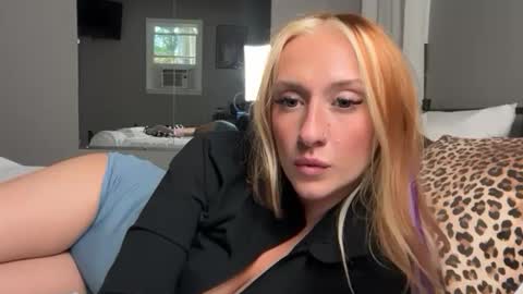 Snapshot of stellacorbet chatting on 10/06/25, 10:07 stellacorbet online show from 10/06/25, 10:07