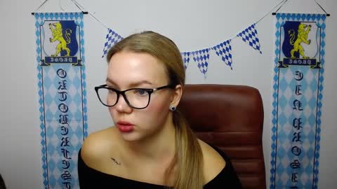 Snapshot of stellalights chatting on 10/08/25, 08:01 stellalights online show from 10/08/25, 08:01