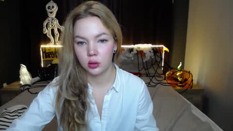 Snapshot of stellalights chatting on 10/31/25, 07:09 stellalights online show from 10/31/25, 07:09