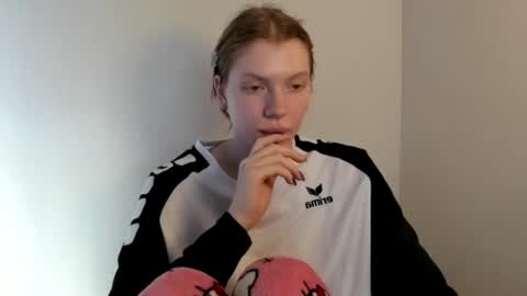 Snapshot of stellaswen chatting on 11/03/25, 09:43 S T E L L A online show from 11/03/25, 09:43