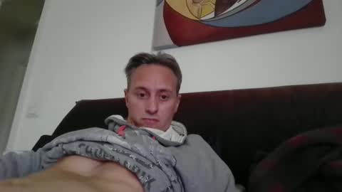 Snapshot of sten015 chatting on 11/11/25, 02:06 sten015 online show from 11/11/25, 02:06