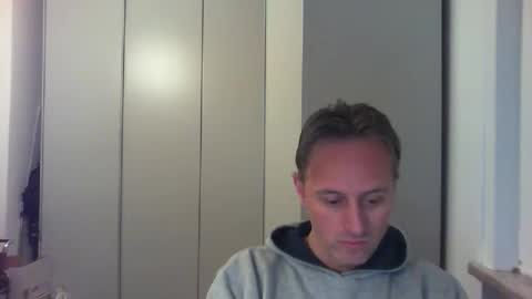 Snapshot of sten015 chatting on 12/15/25, 04:33 sten015 online show from 12/15/25, 04:33