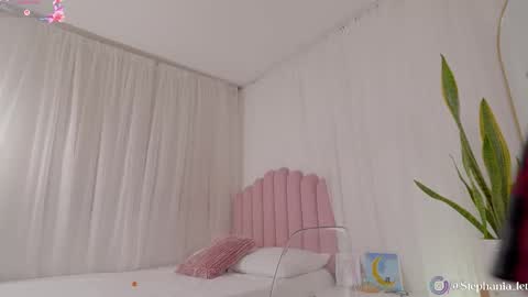 Snapshot of stephania_let chatting on 11/24/25, 06:18 stephania_let online show from 11/24/25, 06:18