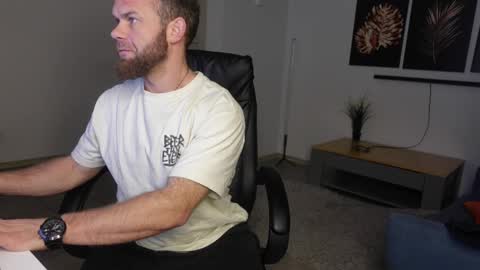 Snapshot of stewart_benzo chatting on 01/08/26, 06:37 Stewart Barnz online show from 01/08/26, 06:37