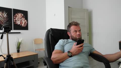 Snapshot of stewart_benzo chatting on 03/09/26, 12:53 Stewart Barnz online show from 03/09/26, 12:53