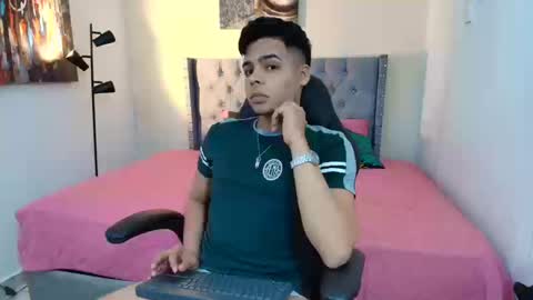 Snapshot of stewart_mateo_ chatting on 10/17/25, 02:15 stewart online show from 10/17/25, 02:15