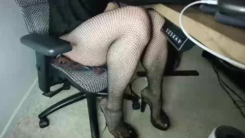 Snapshot of stilettodoll chatting on 11/06/25, 01:06 StilettoDoll online show from 11/06/25, 01:06