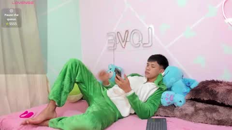 Snapshot of stiven_twinkboy chatting on 02/13/25, 12:57 Bryan Stiven online show from 02/13/25, 12:57