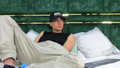 stivenbenet1 online show from 10/28/25, 08:22