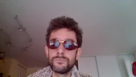 Snapshot of stmnog9477 chatting on 11/12/25, 09:32 Julien9477 online show from 11/12/25, 09:32