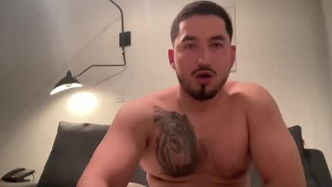 Snapshot of stonerfit chatting on 02/01/25, 04:35 StonerFit online show from 02/01/25, 04:35