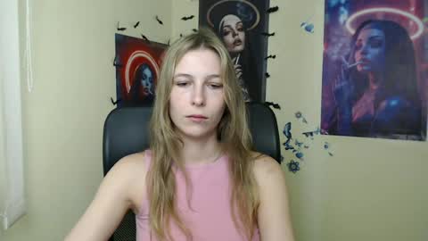 Snapshot of stranger_giirl chatting on 06/26/26, 06:29 Amalia online show from 06/26/26, 06:29