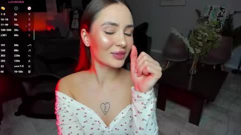 Snapshot of straw_juice chatting on 11/04/25, 01:32 Laura online show from 11/04/25, 01:32