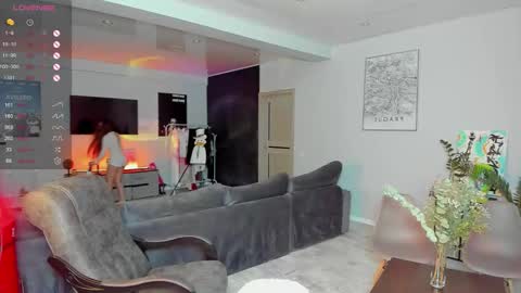 Snapshot of straw_juice chatting on 11/12/25, 01:17 Laura online show from 11/12/25, 01:17