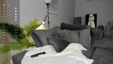 Snapshot of straw_juice chatting on 11/25/25, 02:22 Laura online show from 11/25/25, 02:22