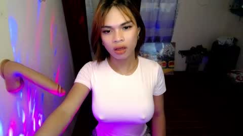 strawberry_kisses143 online show from 07/28/26, 11:17