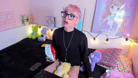 Snapshot of strawberry_kitty_ chatting on 11/15/25, 04:21 strawberry_kitty_ online show from 11/15/25, 04:21