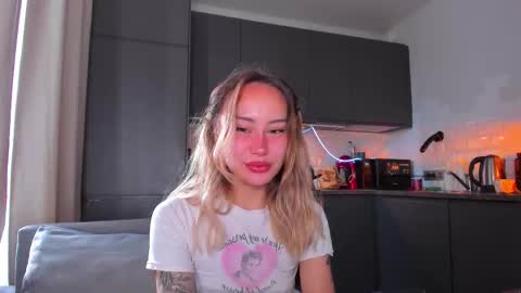 Snapshot of strawberrypie99 chatting on 09/27/25, 07:35 Tati and Lola online show from 09/27/25, 07:35