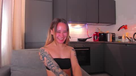 Snapshot of strawberrypie99 chatting on 09/29/25, 01:05 Tati and Lola online show from 09/29/25, 01:05