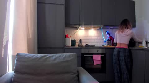 Snapshot of strawberrypie99 chatting on 10/17/25, 09:12 Tati and Lola online show from 10/17/25, 09:12