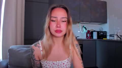 Snapshot of strawberrypie99 chatting on 10/18/25, 10:38 Tati and Lola online show from 10/18/25, 10:38