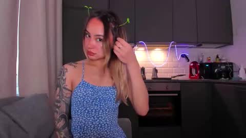 Snapshot of strawberrypie99 chatting on 11/12/25, 12:05 Tati and Lola online show from 11/12/25, 12:05