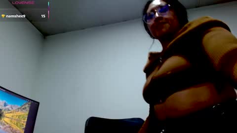 Snapshot of strawlux chatting on 06/06/26, 02:33 strawlux online show from 06/06/26, 02:33