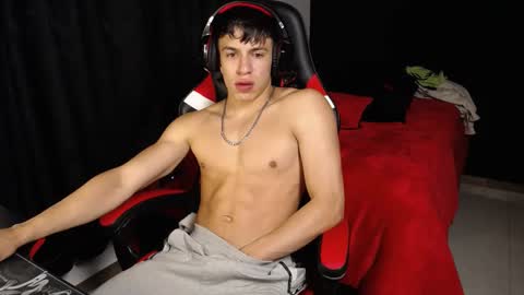 Snapshot of strong_jackxxx chatting on 12/11/24, 05:43 Daddy Jack online show from 12/11/24, 05:43