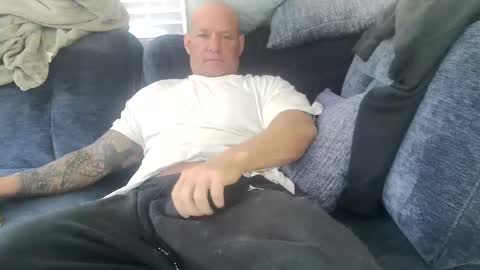 Snapshot of strongandhard073 chatting on 11/02/25, 01:46 StrongAndHard online show from 11/02/25, 01:46