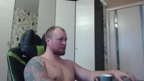 Snapshot of strongass18 chatting on 12/23/25, 09:29 Alex online show from 12/23/25, 09:29