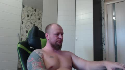 Snapshot of strongass18 chatting on 04/25/26, 01:41 Alex online show from 04/25/26, 01:41