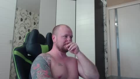 Snapshot of strongass18 chatting on 05/17/26, 11:28 Alex online show from 05/17/26, 11:28