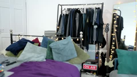 Snapshot of strongmellow chatting on 09/18/25, 06:10 strongmellow online show from 09/18/25, 06:10