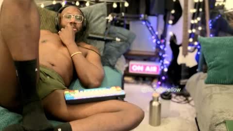 Snapshot of strongmellow chatting on 10/24/25, 06:04 strongmellow online show from 10/24/25, 06:04