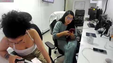 Snapshot of studcb_ chatting on 11/17/25, 11:43 studcb_ online show from 11/17/25, 11:43