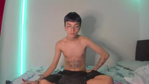 Snapshot of submissive_boyy_ chatting on 12/28/24, 03:59 nico online show from 12/28/24, 03:59