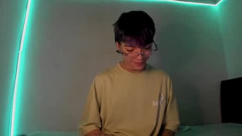 Snapshot of submissive_boyy_ chatting on 02/11/25, 04:24 nico online show from 02/11/25, 04:24