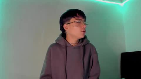 Snapshot of submissive_boyy_ chatting on 02/18/25, 04:05 nico online show from 02/18/25, 04:05